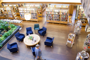 Akustikgolv i ett bibliotek