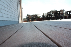 Fiberon komposittrall på uppreglat golv från SubFloor