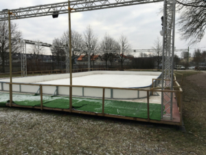 Isrink med SubFloor utegolv som grund